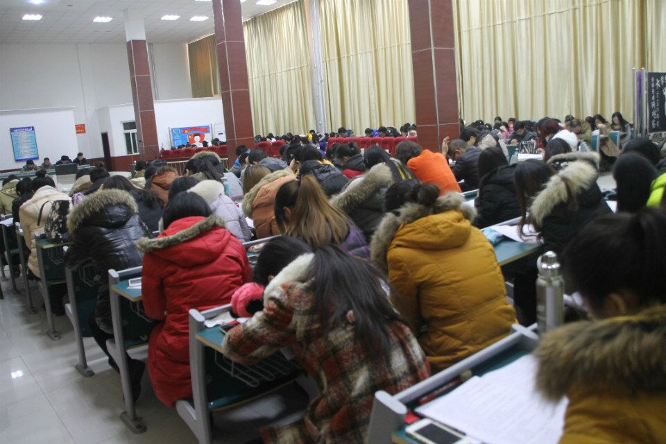 同学们认真答题.jpg 同学们认真答题.jpg